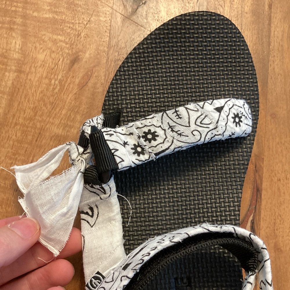 NWT Arizona Love Trekky White Bandana Sandal - Picture 9 of 15